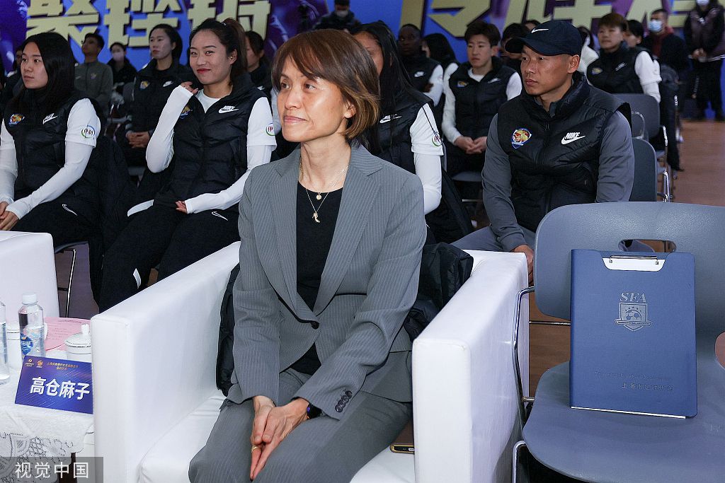 施天齐不卑不亢的说：我说了，你儿子我治不了，如果你非要与我为敌，那就请便吧，我施某一辈子行医，早将生死置之度外，别说你是苏杭的吴家，就算是燕京苏家，甚至燕京叶家，又能如何？老夫无非就是一条命，你拿走便是。